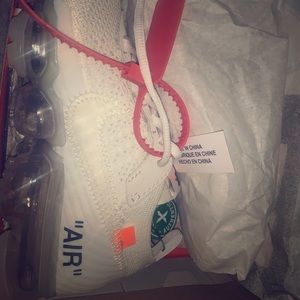 White vapor max’s never worn!